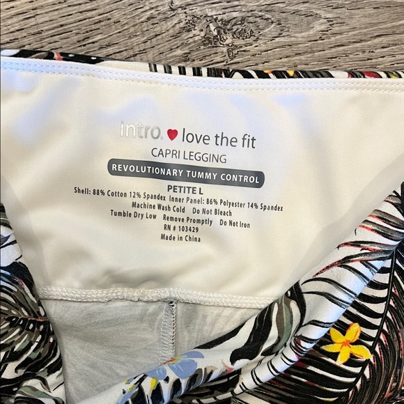 Intro. Love the Fit capri Legging Petite L with Tropical Floral Print - Picture 2 of 2